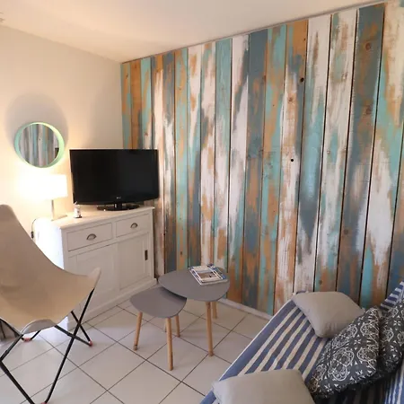 Joli T2 rénové avec terrasse et piscine, accès direct plage - FR-1-472A-302 *