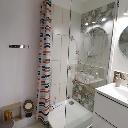 Apartment T2 Renove Avec Terrasse Et Piscine, Acces Direct A - Fr-1-472a-302 *