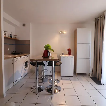T2 Renove Avec Terrasse Et Piscine, Acces Direct A - Fr-1-472a-302 * Sete